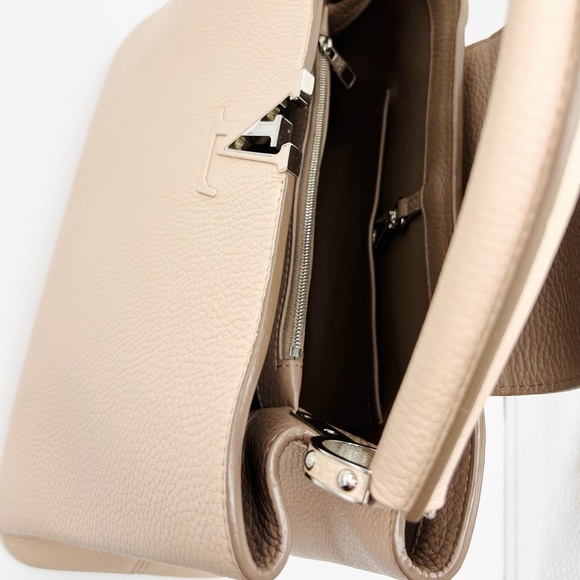 Louis Vuitton French Rose Capucines MM - Picture 12 of 17